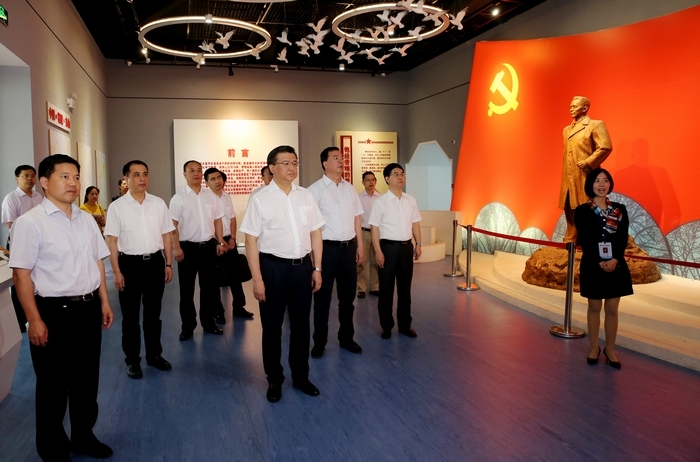  5月18日上午，倪岳峰察看谷文昌紀念館。