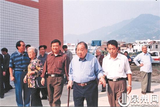 李尚大（右二）回鄉時，時常到慈山學校與師生們談心。（陳賢能 供圖）
