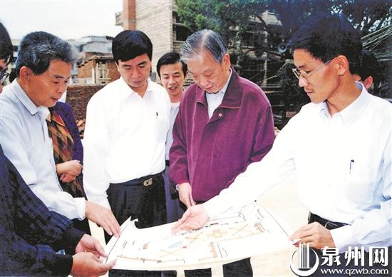 李陸大（右二）回鄉時與安溪縣領導商量家鄉建設（泉州華僑歷史博物館 供圖）