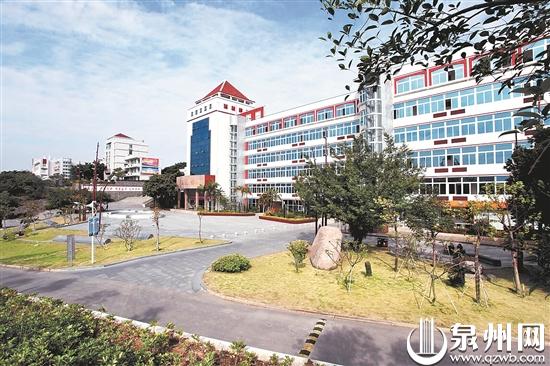 黎明職業大學里，李尚大捐贈的慈山大樓。 （黎明職業大學 供圖）