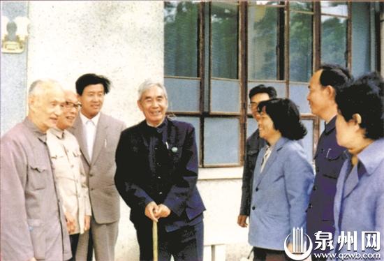 1984年，張文裕（左四）回到母校培元中學參加80周年校慶。