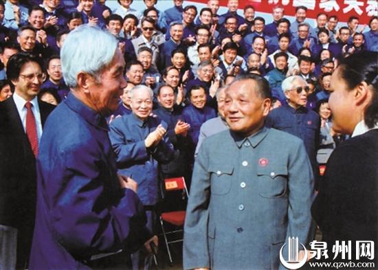 1984年，北京正負電子對撞機奠基典禮上，鄧小平與張文裕（前排左一）交談。