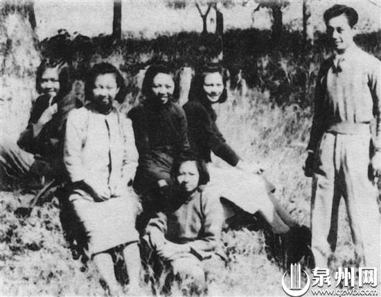 謝希德（左二）和廈門大學(xué)的同學(xué)們在一起