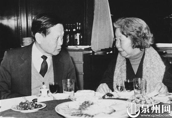 謝希德與楊振寧教授在一起交談（1985年）